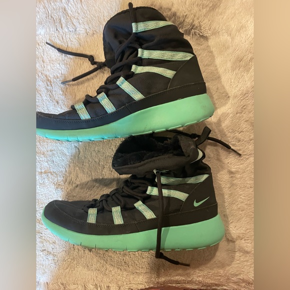 Nike Shoes - Nike Roshe Run High Sneaker boot discontinued lined Size 8.5